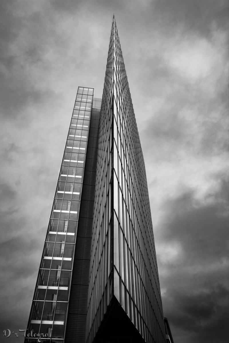 "Sharp & High" LBBW Hochhaus Stuttgart